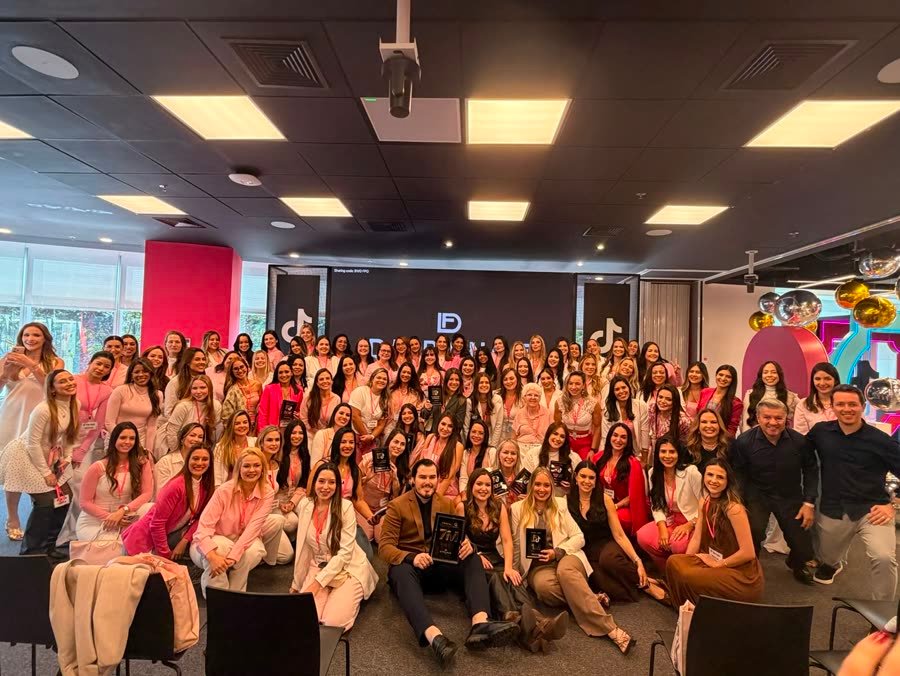 Kelly e a comunidade de creators reunidas em um evento